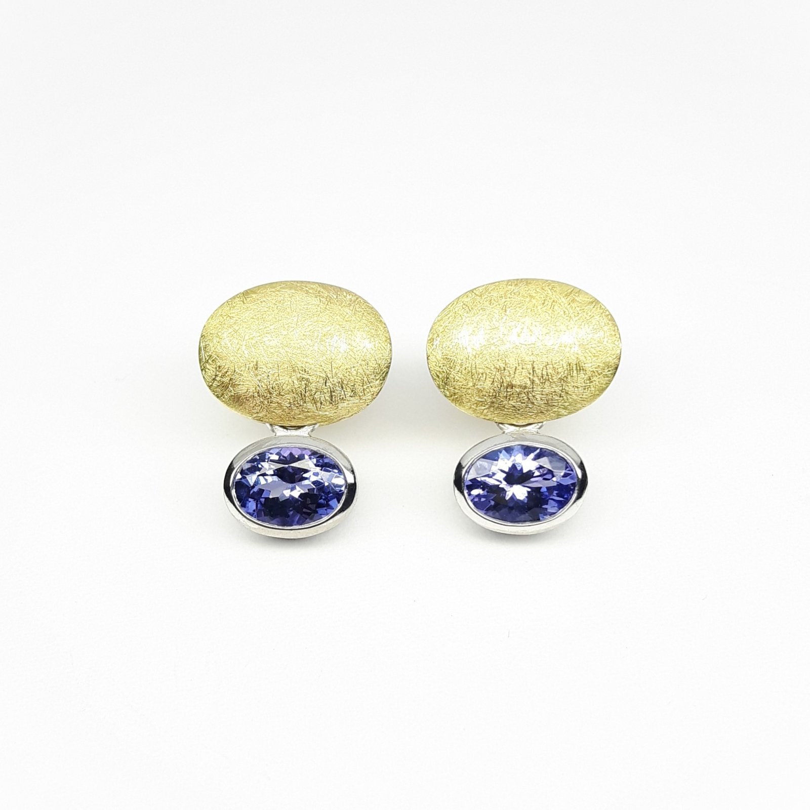 une paire de boucle d'oreille en or jaune et tansanites ovales facettées.