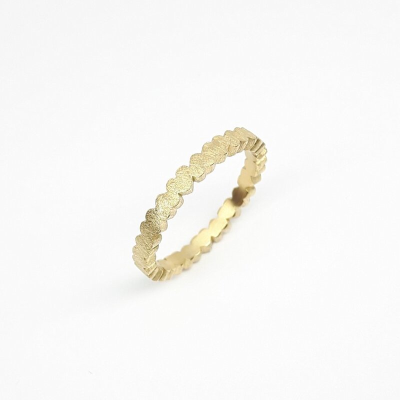 "heartbeats", bague 22 coeurs en or jaune 18kt.