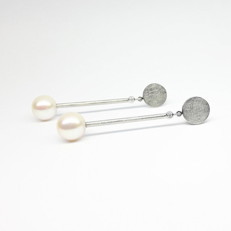 Boucles d'oreilles en or blanc 18kt, perles d'eau douce Ø10.7mm et brillants. Pièce unique.