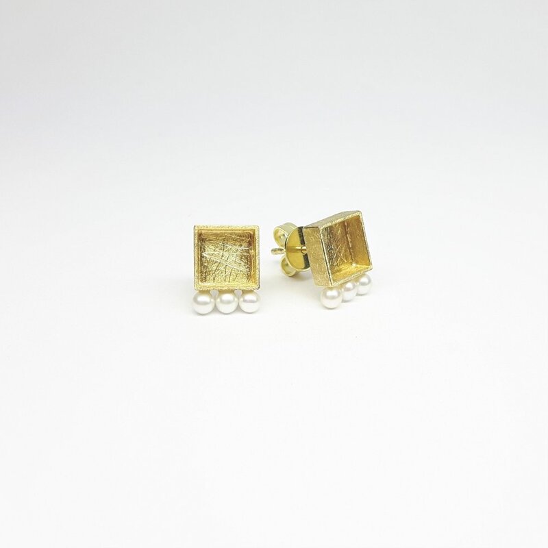 Boucles d'oreilles en or jaune 18kt et 6 perles de culture Akoya.