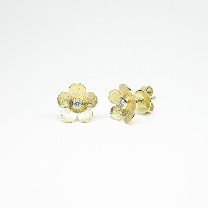 "flower-power", boucles d'oreilles en or jaune 18kt et diamants.