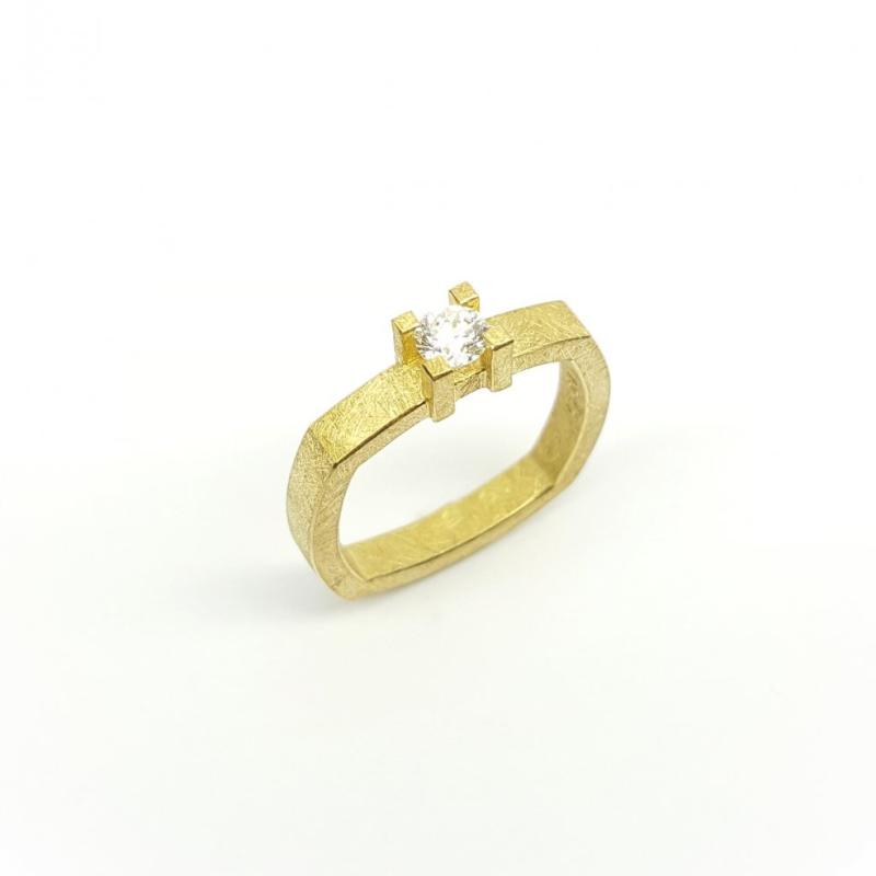 Bague solitaire en or jaune 18kt et brillant à 0,25ct.