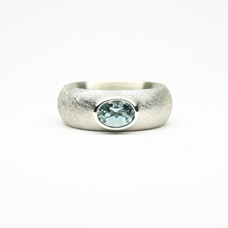 Bague en argent 925/-, et aigue-marine. Pièce unique.