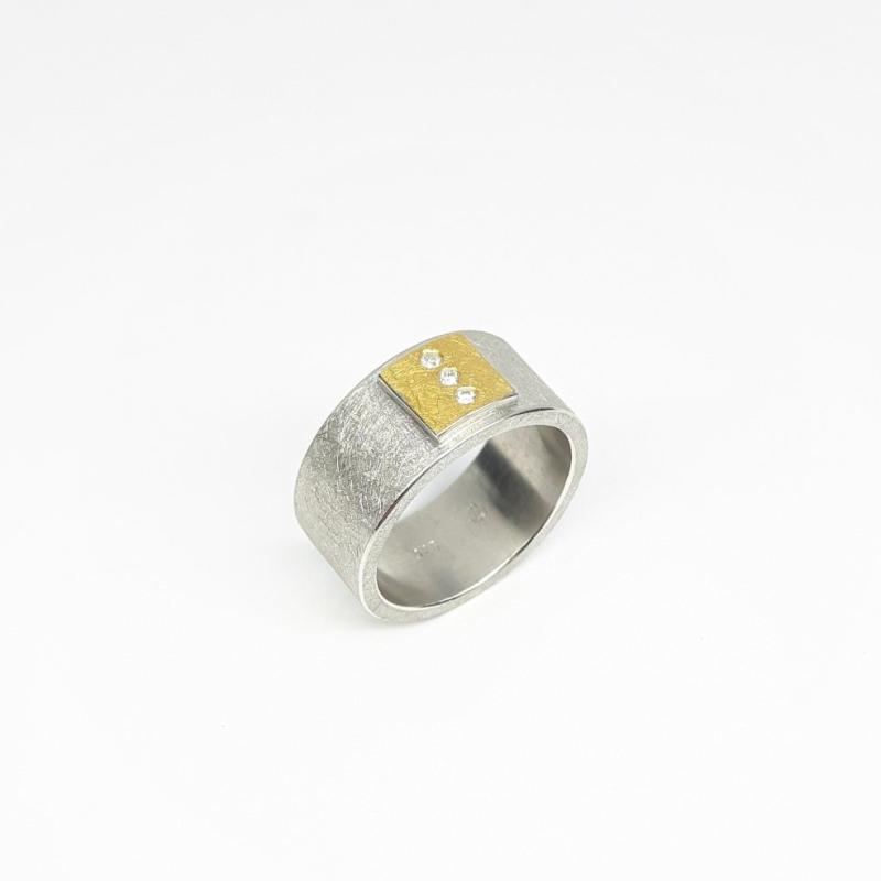 Bague en argent 925/-, or fin et 3 brillants Ø1,5mm.