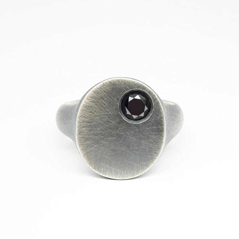 Bague homme en argent 925/-, et diamant noir. Pièce unique.