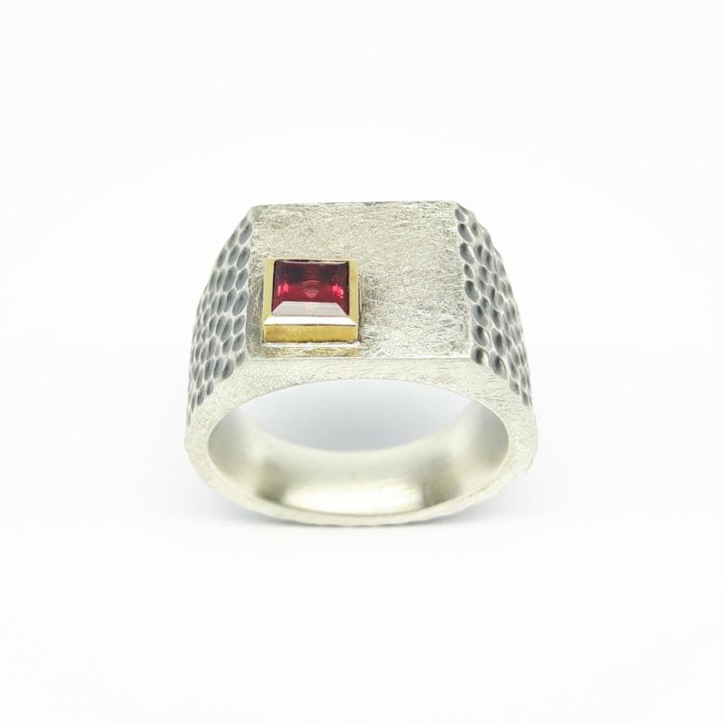 Bague homme en argent 925/-, or jaune 18kt et grenat rouge. Pièce unique.