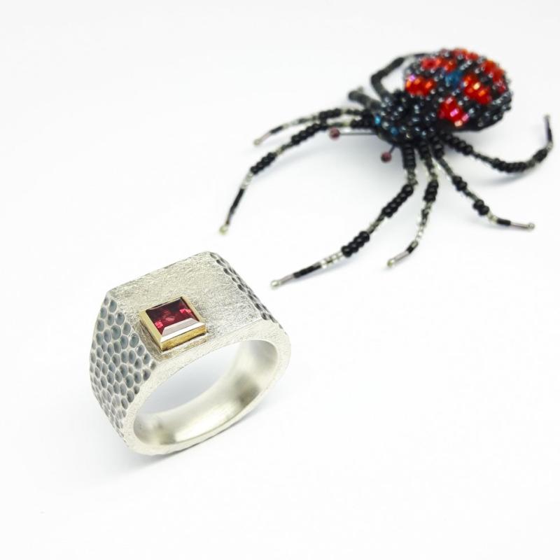 Bague homme en argent 925/-, or jaune 18kt et grenat rouge. Pièce unique.