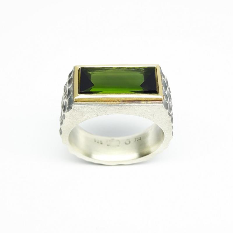 Bague homme en argent 925/-, or jaune 18kt et tourmaline verte. Pièce unique.