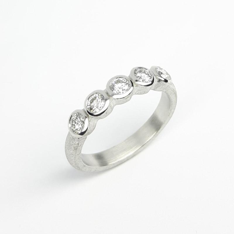 Bague en or blanc et 5 diamants à 0,50ct.