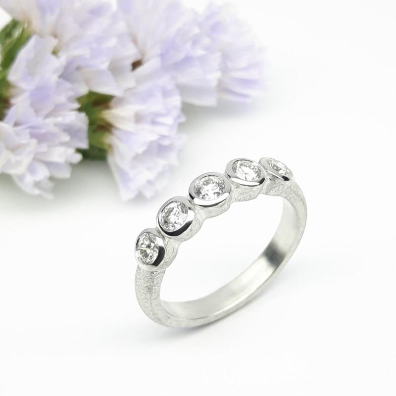 Bague en or blanc et 5 diamants à 0,50ct.
