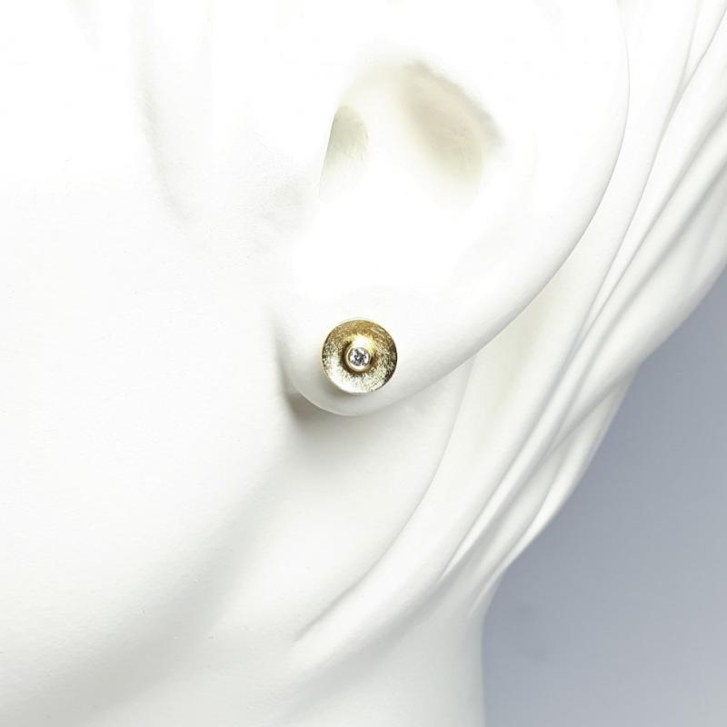Boucles d'oreilles en or jaune 18kt et brillants.