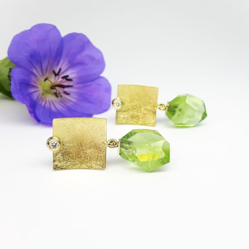 Boucles d'oreilles en or jaune 18kt, péridot et diamants. Pièce unique.
