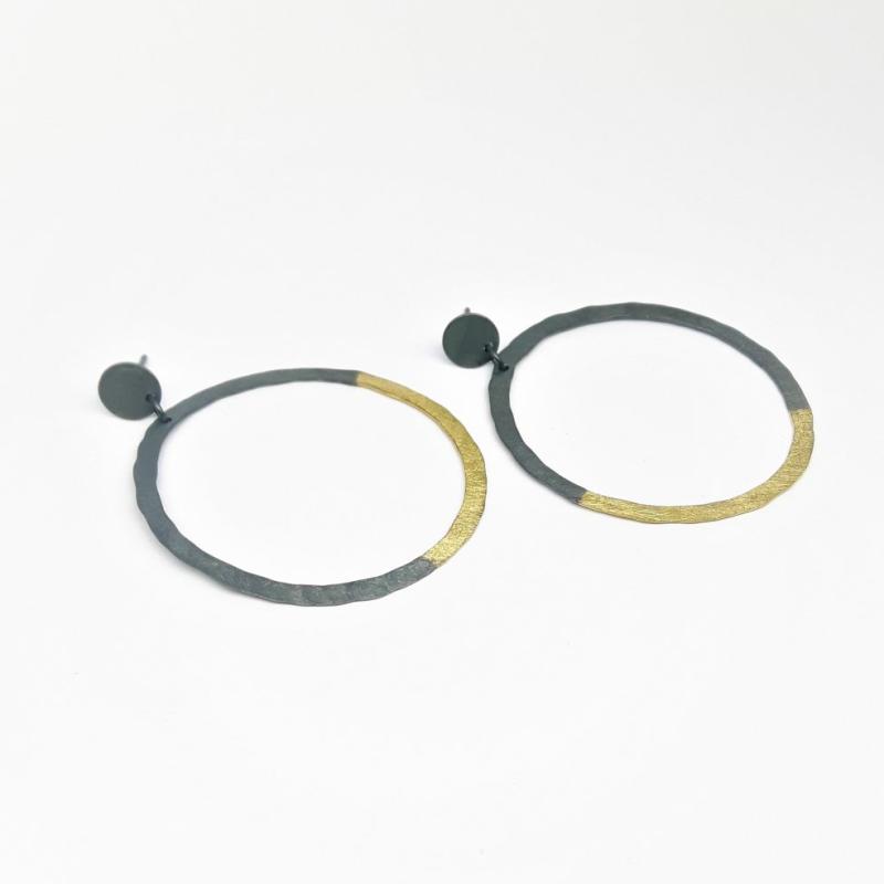 Boucles d'oreilles en argent 925/- noirci et or jaune 18kt.