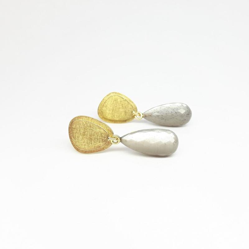 Boucles d'oreilles en or jaune 18kt et pampilles en pierre de lune. Pièce unique.