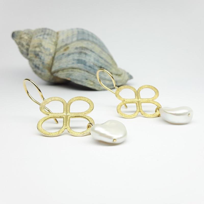 Boucles d'oreilles en or jaune 18kt et perles de culture d'eau douce Keshi.