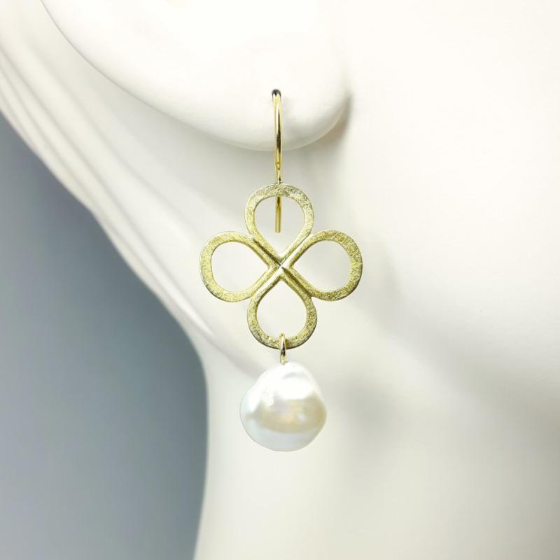 Boucles d'oreilles en or jaune 18kt et perles de culture d'eau douce Keshi.