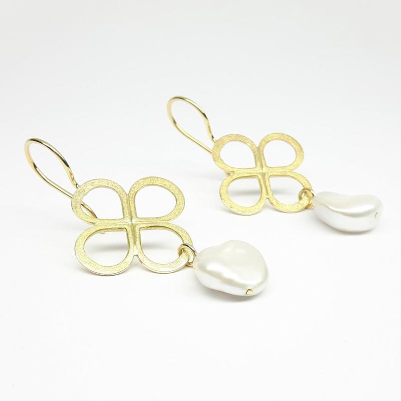 Boucles d'oreilles en or jaune 18kt et perles de culture d'eau douce Keshi.