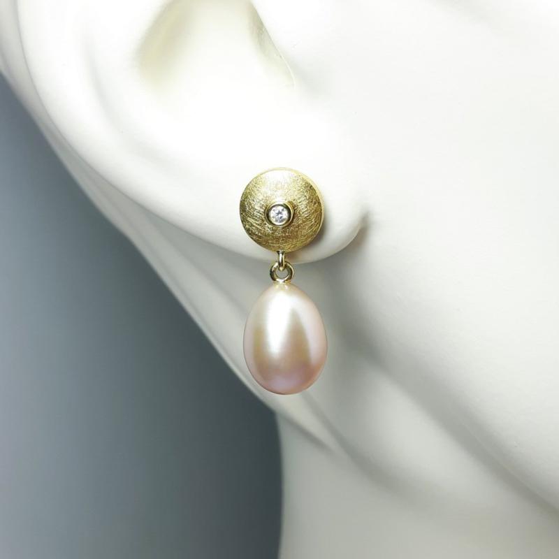 Boucles d'oreilles en or jaune 18kt, perles de culture d'eau douce et diamants. Pièce unique.