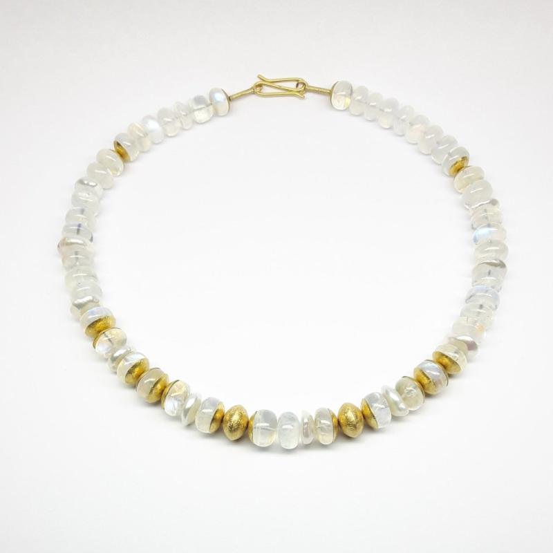 Collier en pierre de lune, perles d'eau douce et or jaune 18kt. Pièce unique.