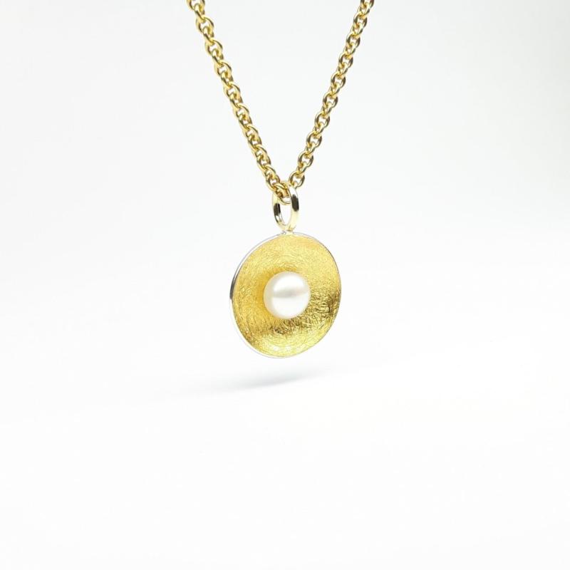 Pendentif en or fin, argent 925/- et perle de culture d'eau douce.