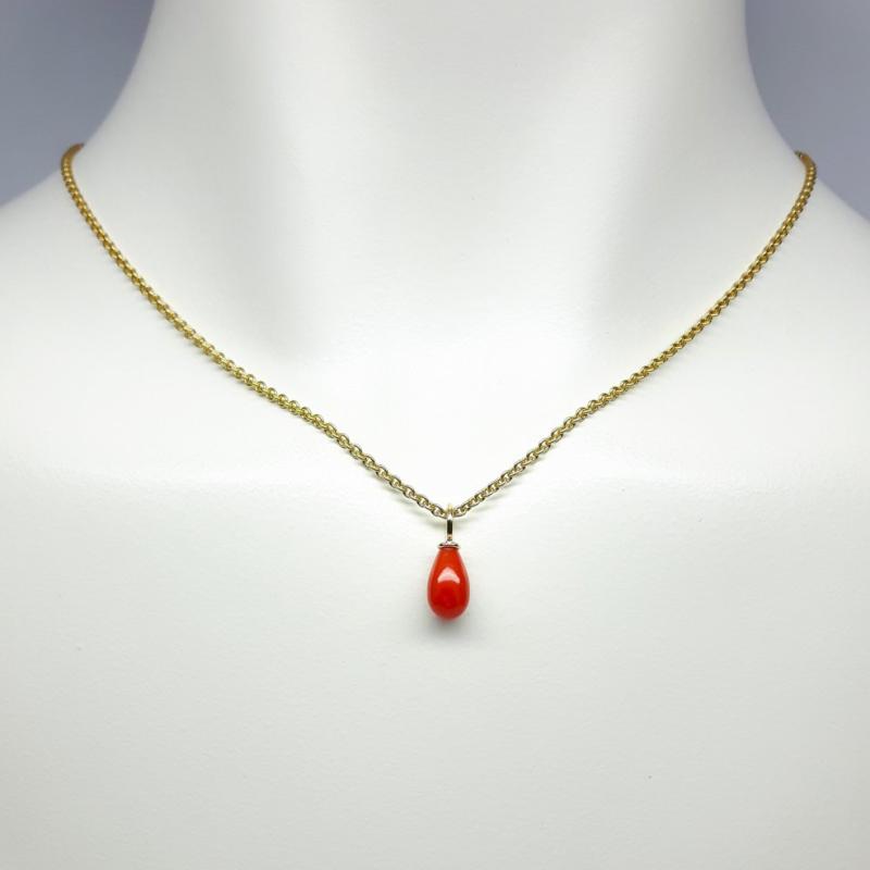 Pendentif en or jaune 18kt et pampille en corail rouge.