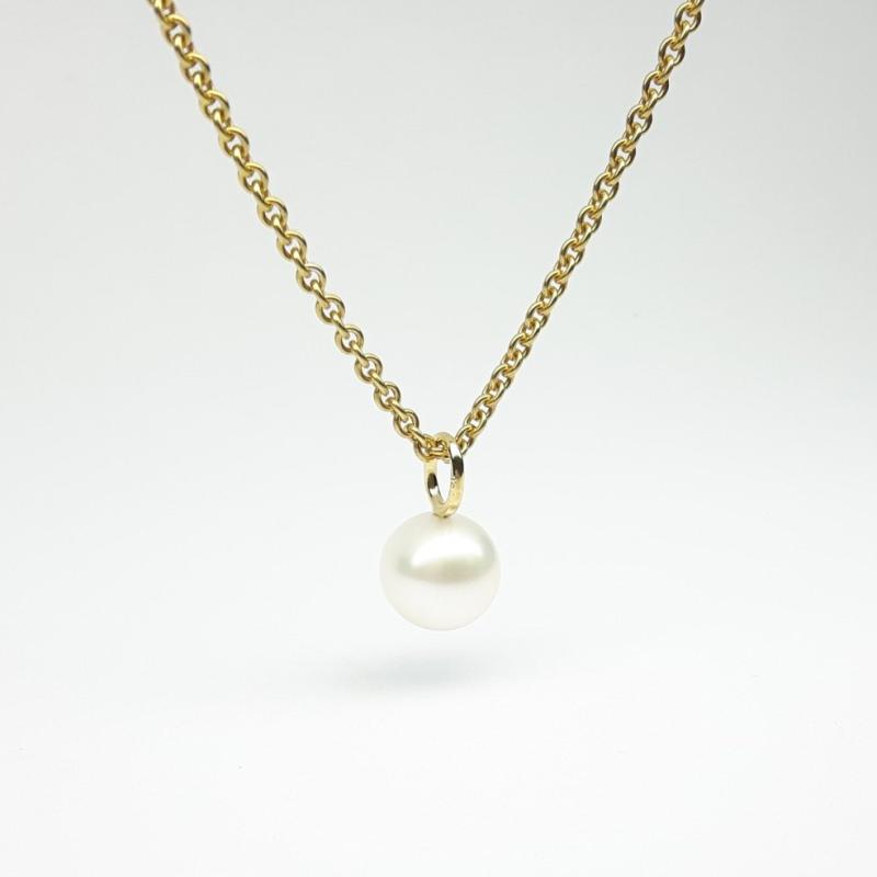 Pendentif en or jaune 18kt et perle de culture d'eau douce blanche ø9mm.