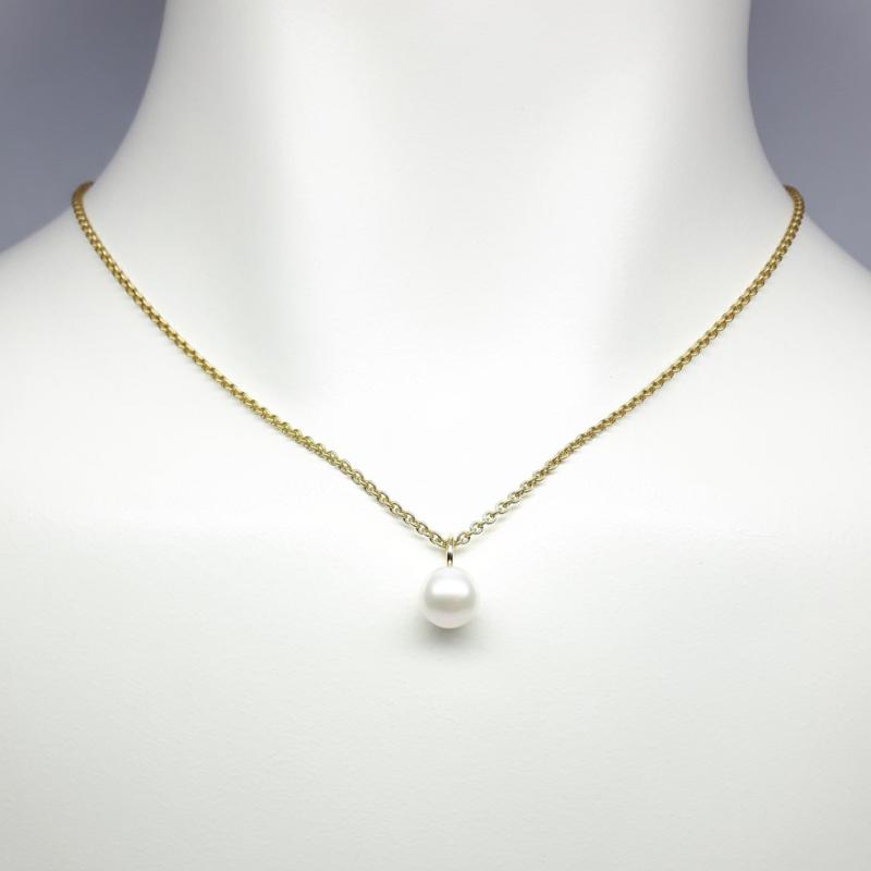 Pendentif en or jaune 18kt et perle de culture d'eau douce blanche ø9mm.